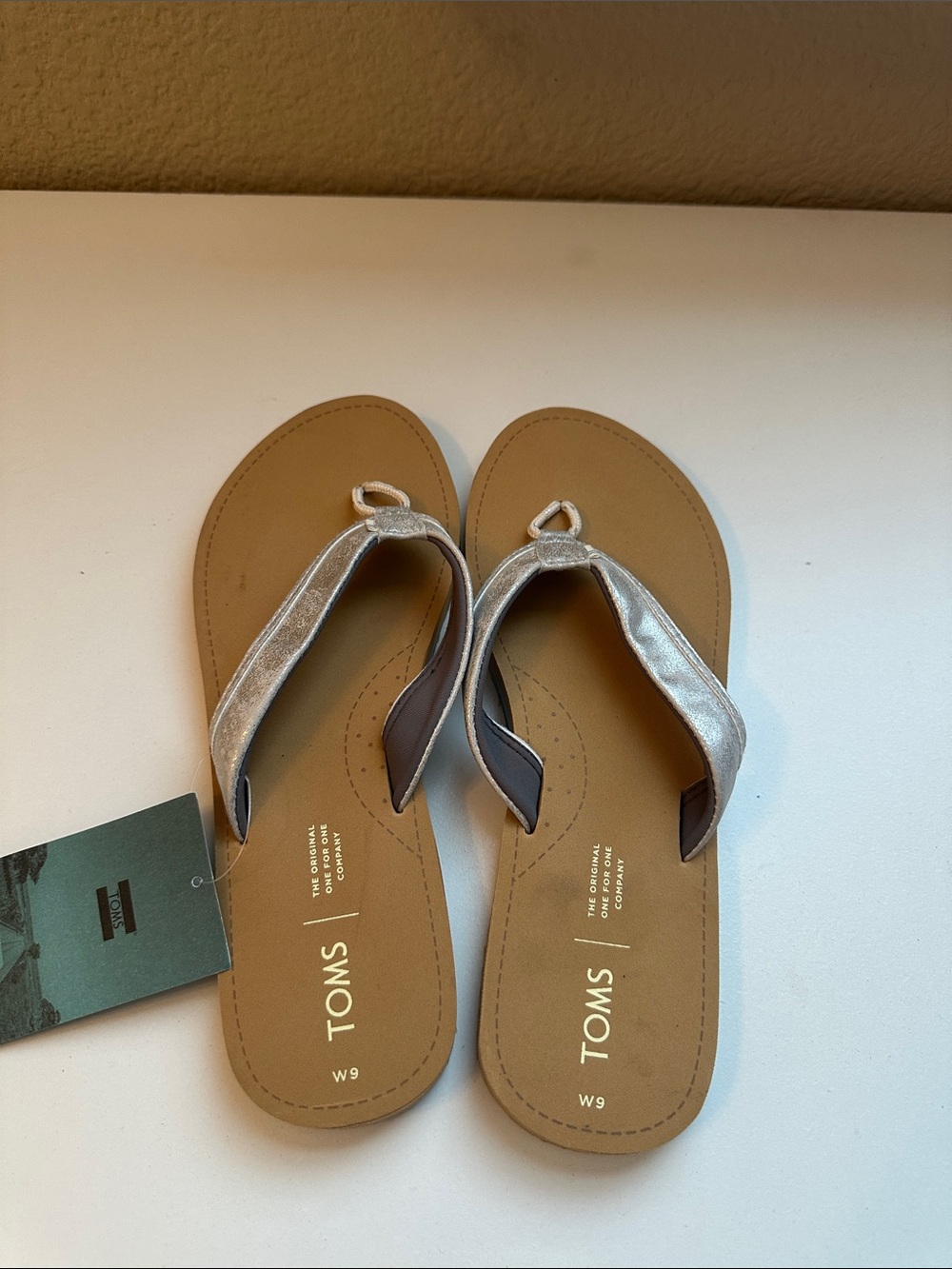 TOMS Silver Metallic Women’s Thong Sandals with Tan Footbed Comfort Vacation 9